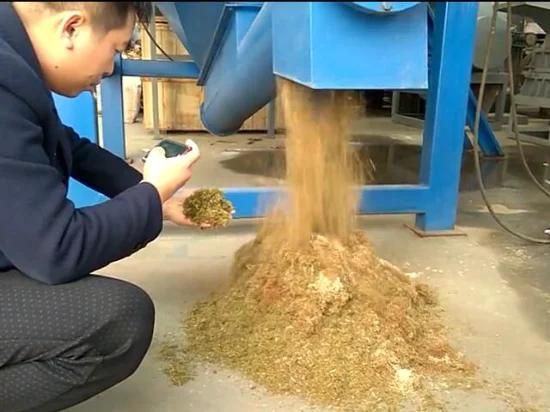 Processing Bulk Straw Into Sawdust 8mm Maize Straw Crusher