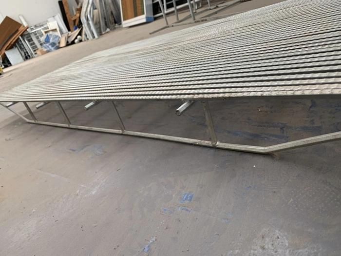 OEM Clean Durable Steel Tri Bar Flooring Pig Farm Equipment